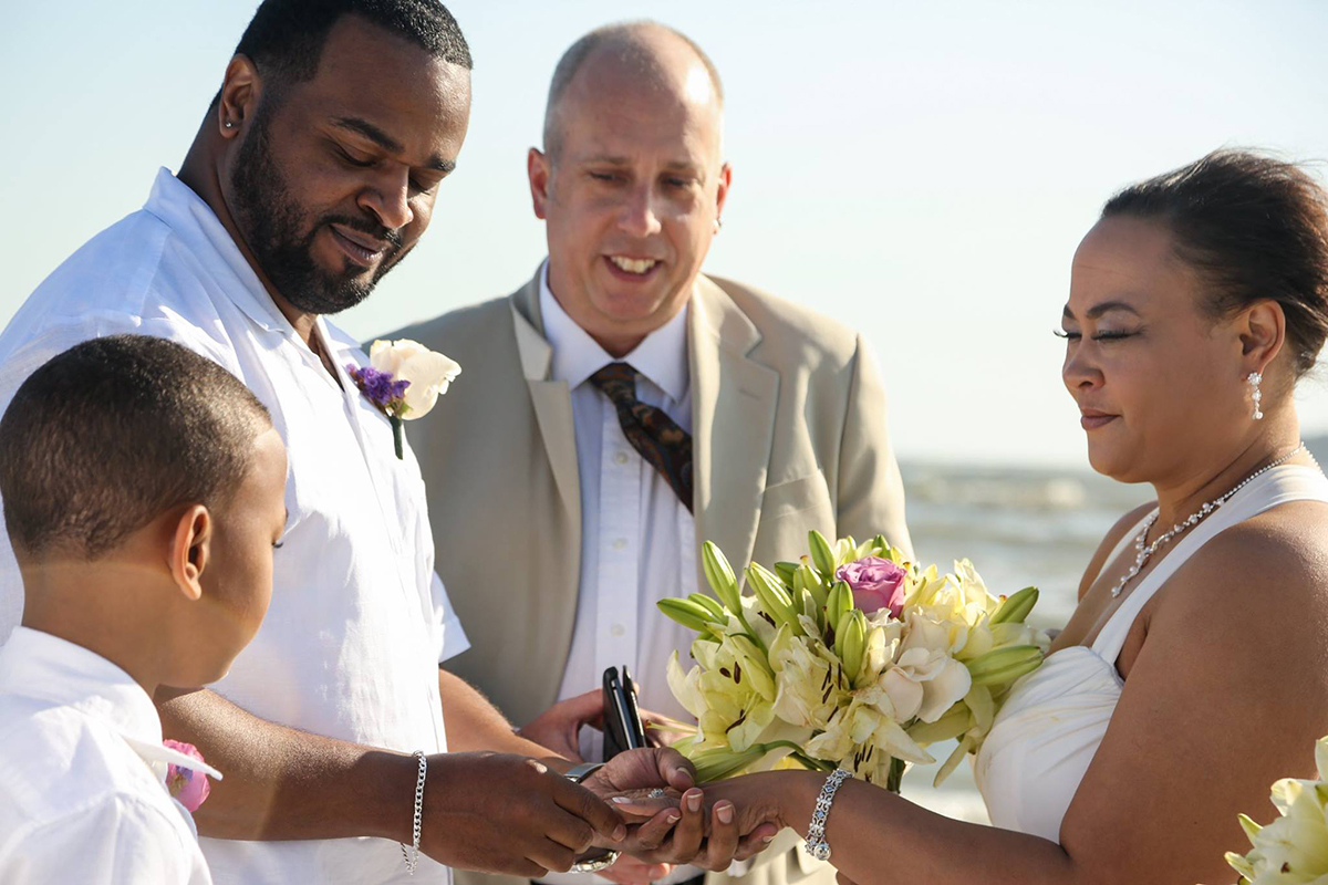 Beautiful Tybee Island elopement with a sweet family - Elope to Savannah